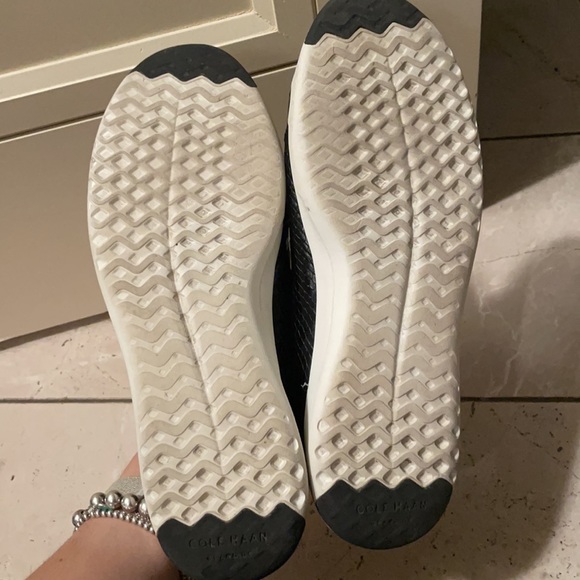 Cole Haan size 11 black a leather sneakers - Picture 3 of 3